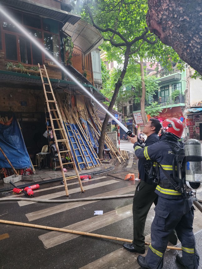Hà Nội: Quán cà phê trên phố Hàng Vải cháy ngùn ngụt- Ảnh 2.