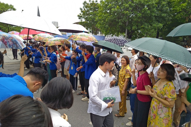 Hết giờ làm bài môn Văn thi vào lớp 10 Hà Nội 2024: Thí sinh "tươi như hoa" vì đề vừa sức- Ảnh 9.