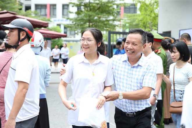 Hết giờ làm bài môn Văn thi vào lớp 10 Hà Nội 2024: Thí sinh "tươi như hoa" vì đề vừa sức- Ảnh 3.