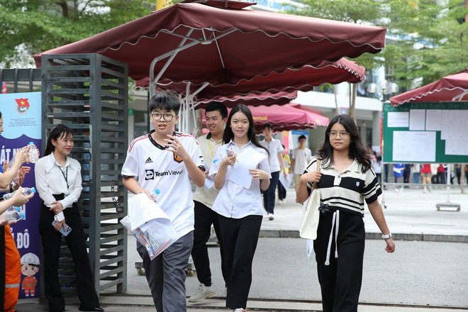 Hết giờ làm bài môn Văn thi vào lớp 10 Hà Nội 2024: Thí sinh "tươi như hoa" vì đề vừa sức- Ảnh 1.