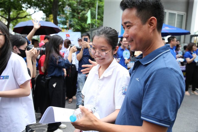 Hết giờ làm bài môn Văn thi vào lớp 10 Hà Nội 2024: Thí sinh "tươi như hoa" vì đề vừa sức- Ảnh 4.