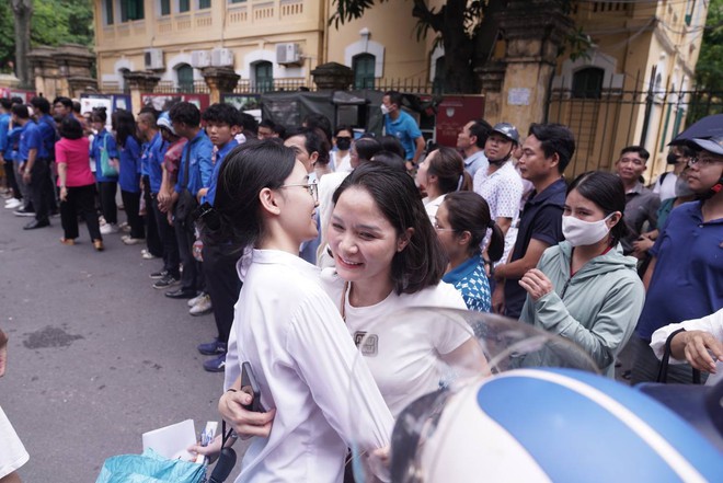 Hết giờ làm bài môn Văn thi vào lớp 10 Hà Nội 2024: Thí sinh "tươi như hoa" vì đề vừa sức- Ảnh 7.