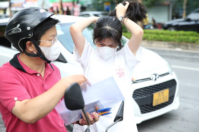 Hết giờ làm bài môn Văn thi vào lớp 10 Hà Nội 2024: Thí sinh "tươi như hoa" vì đề vừa sức- Ảnh 35.