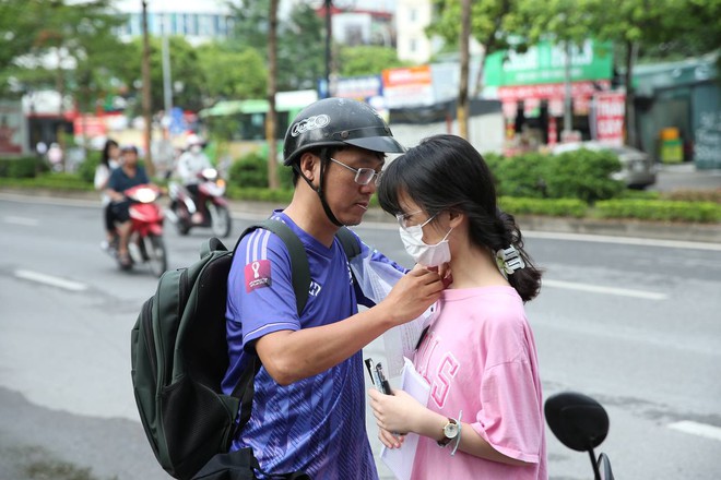 Hết giờ làm bài môn Văn thi vào lớp 10 Hà Nội 2024: Thí sinh "tươi như hoa" vì đề vừa sức- Ảnh 34.