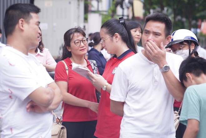 Hết giờ làm bài môn Văn thi vào lớp 10 Hà Nội 2024: Thí sinh "tươi như hoa" vì đề vừa sức- Ảnh 30.