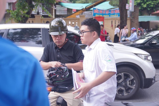 Hết giờ làm bài môn Văn thi vào lớp 10 Hà Nội 2024: Thí sinh "tươi như hoa" vì đề vừa sức- Ảnh 29.