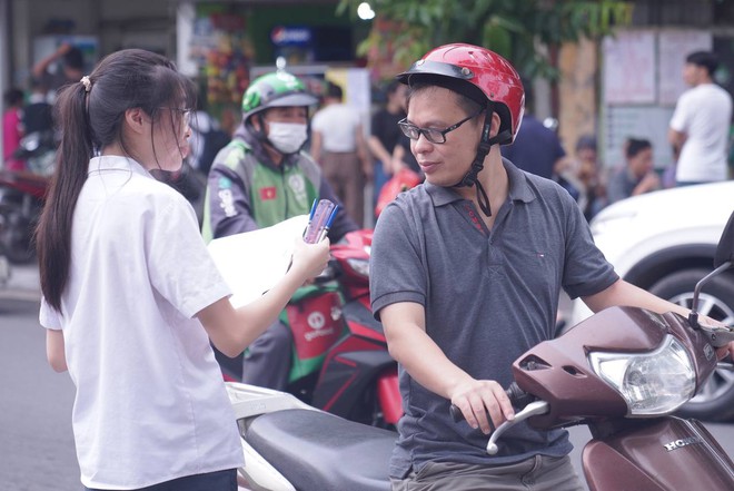 Hết giờ làm bài môn Văn thi vào lớp 10 Hà Nội 2024: Thí sinh "tươi như hoa" vì đề vừa sức- Ảnh 28.