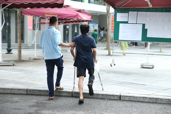 Hết giờ làm bài môn Văn thi vào lớp 10 Hà Nội 2024: Thí sinh "tươi như hoa" vì đề vừa sức- Ảnh 26.