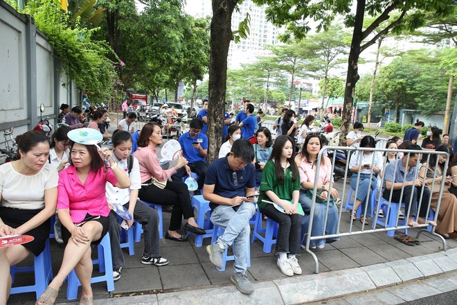 Hết giờ làm bài môn Văn thi vào lớp 10 Hà Nội 2024: Thí sinh "tươi như hoa" vì đề vừa sức- Ảnh 17.