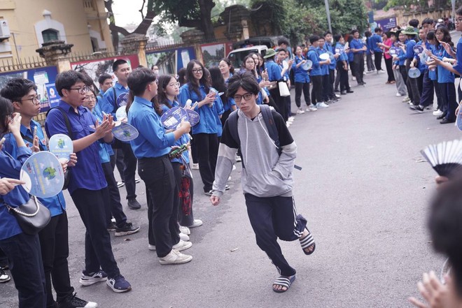 Hết giờ làm bài môn Văn thi vào lớp 10 Hà Nội 2024: Thí sinh "tươi như hoa" vì đề vừa sức- Ảnh 21.