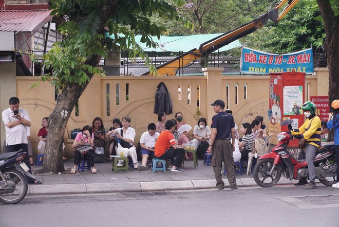 Hết giờ làm bài môn Văn thi vào lớp 10 Hà Nội 2024: Thí sinh "tươi như hoa" vì đề vừa sức- Ảnh 15.