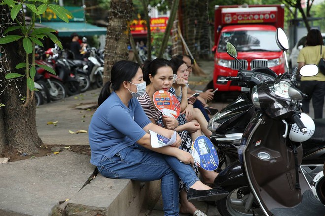 Hết giờ làm bài môn Văn thi vào lớp 10 Hà Nội 2024: Thí sinh "tươi như hoa" vì đề vừa sức- Ảnh 18.