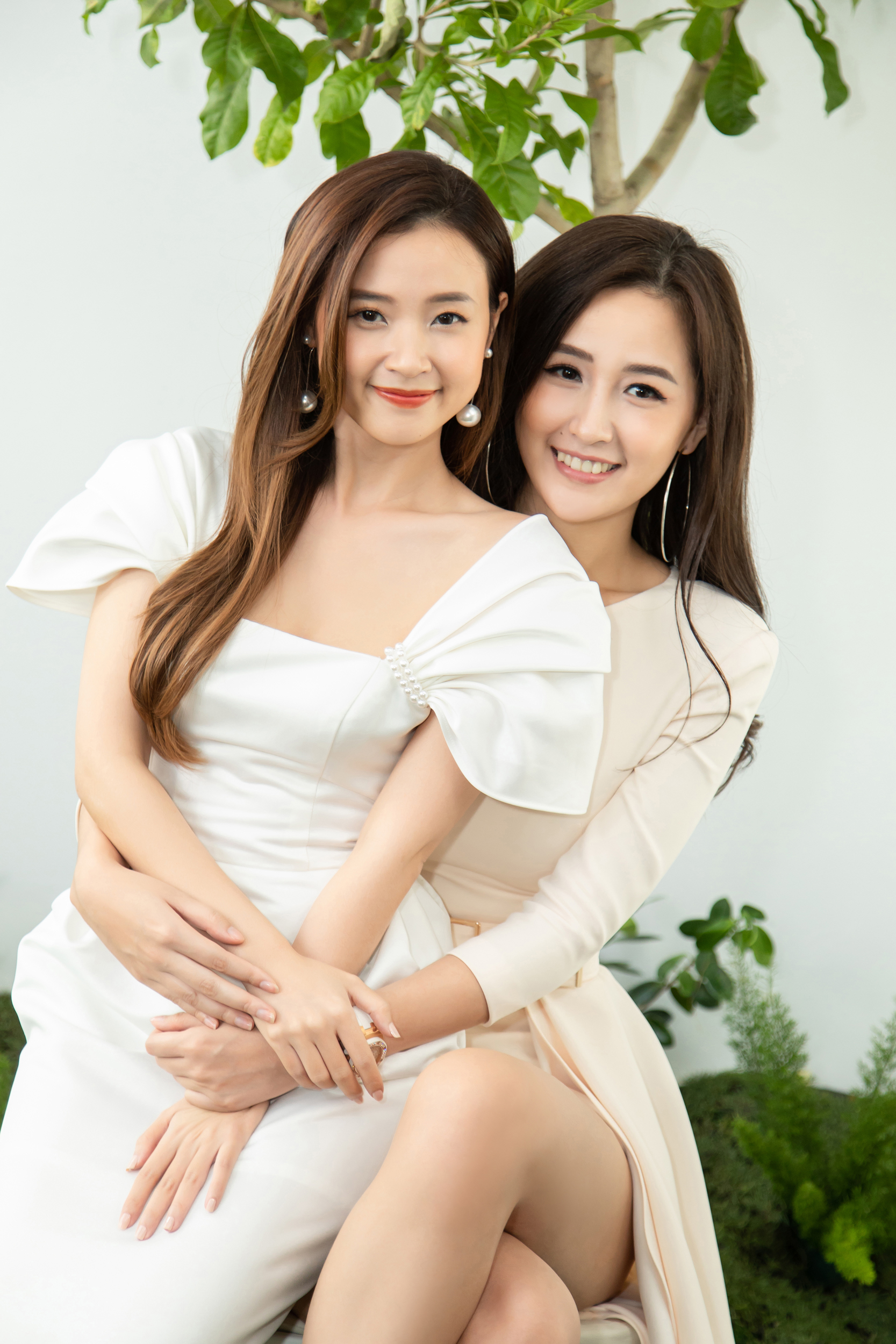 Hoa hậu Mai Phương Thuý khoe visual nét căng khi dự cưới Midu, để lộ món quà đặc biệt cô dâu - chú rể tặng khách mời