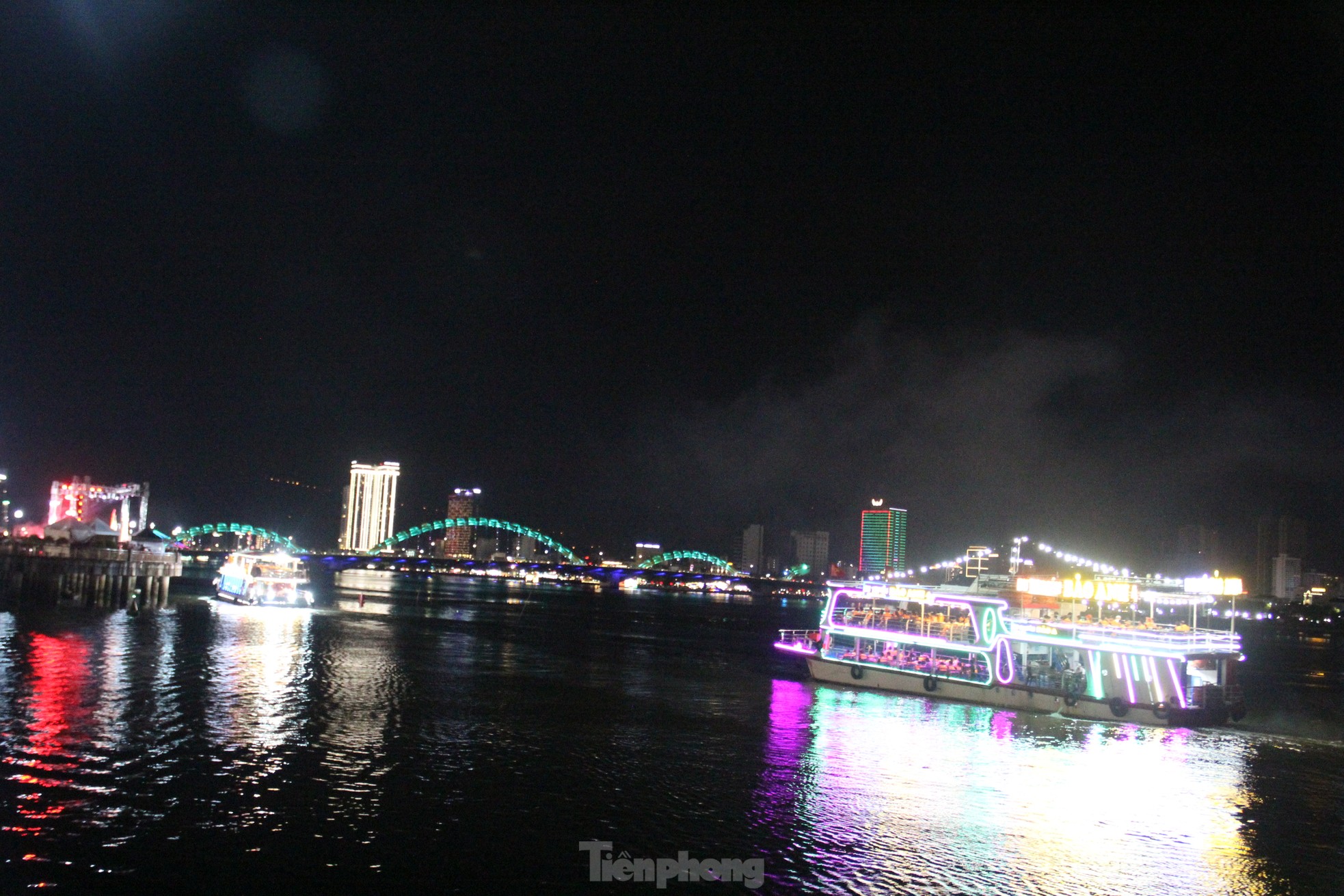 ‘Hốt bạc’ bán vé du thuyền xem pháo hoa quốc tế Đà Nẵng- Ảnh 9.