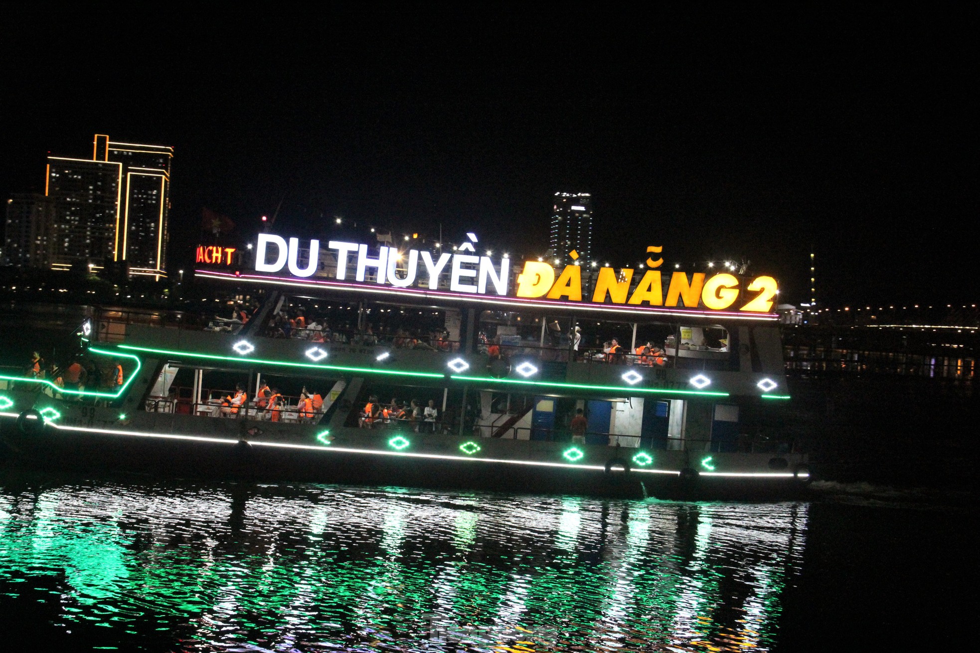 ‘Hốt bạc’ bán vé du thuyền xem pháo hoa quốc tế Đà Nẵng- Ảnh 8.