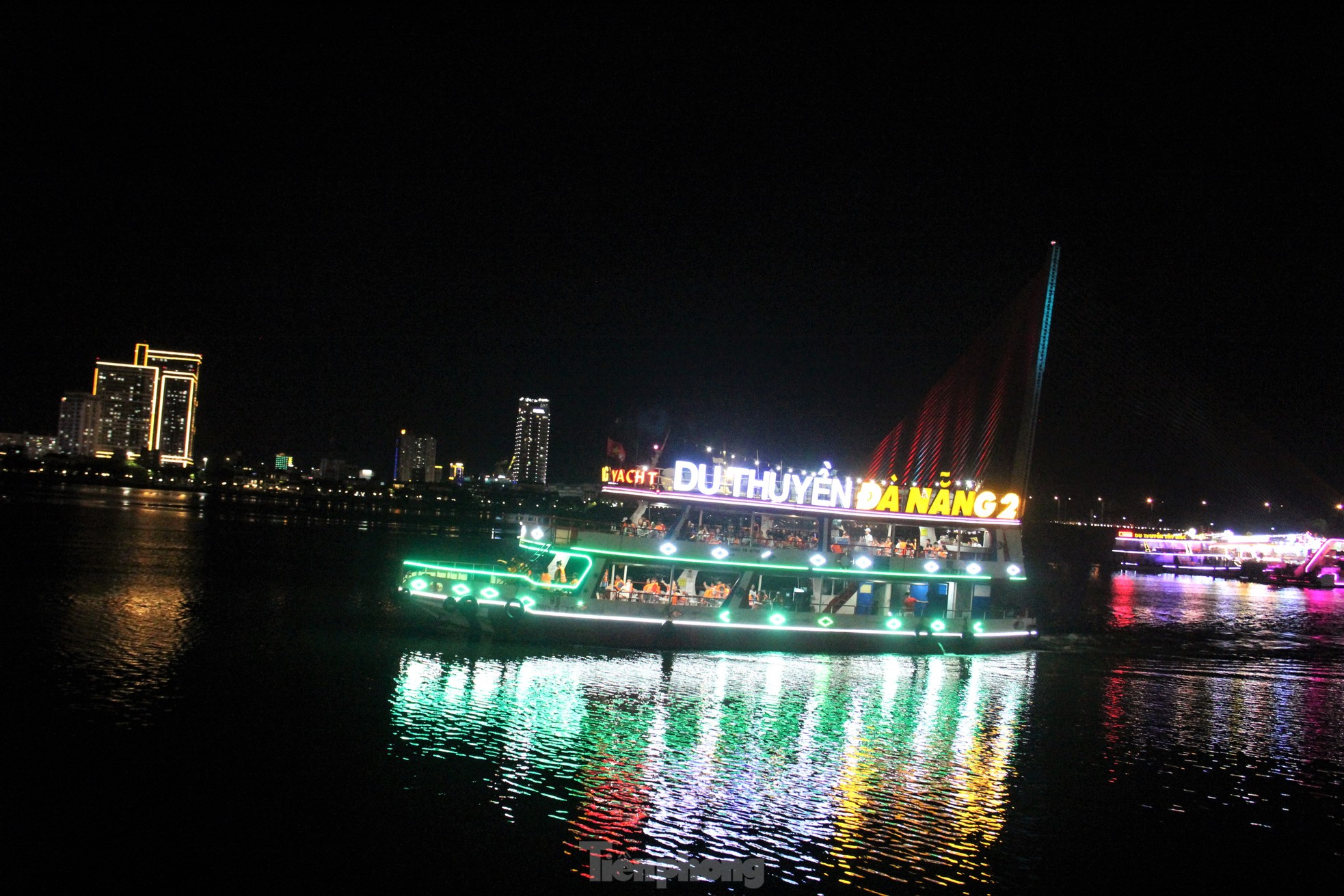 ‘Hốt bạc’ bán vé du thuyền xem pháo hoa quốc tế Đà Nẵng- Ảnh 1.