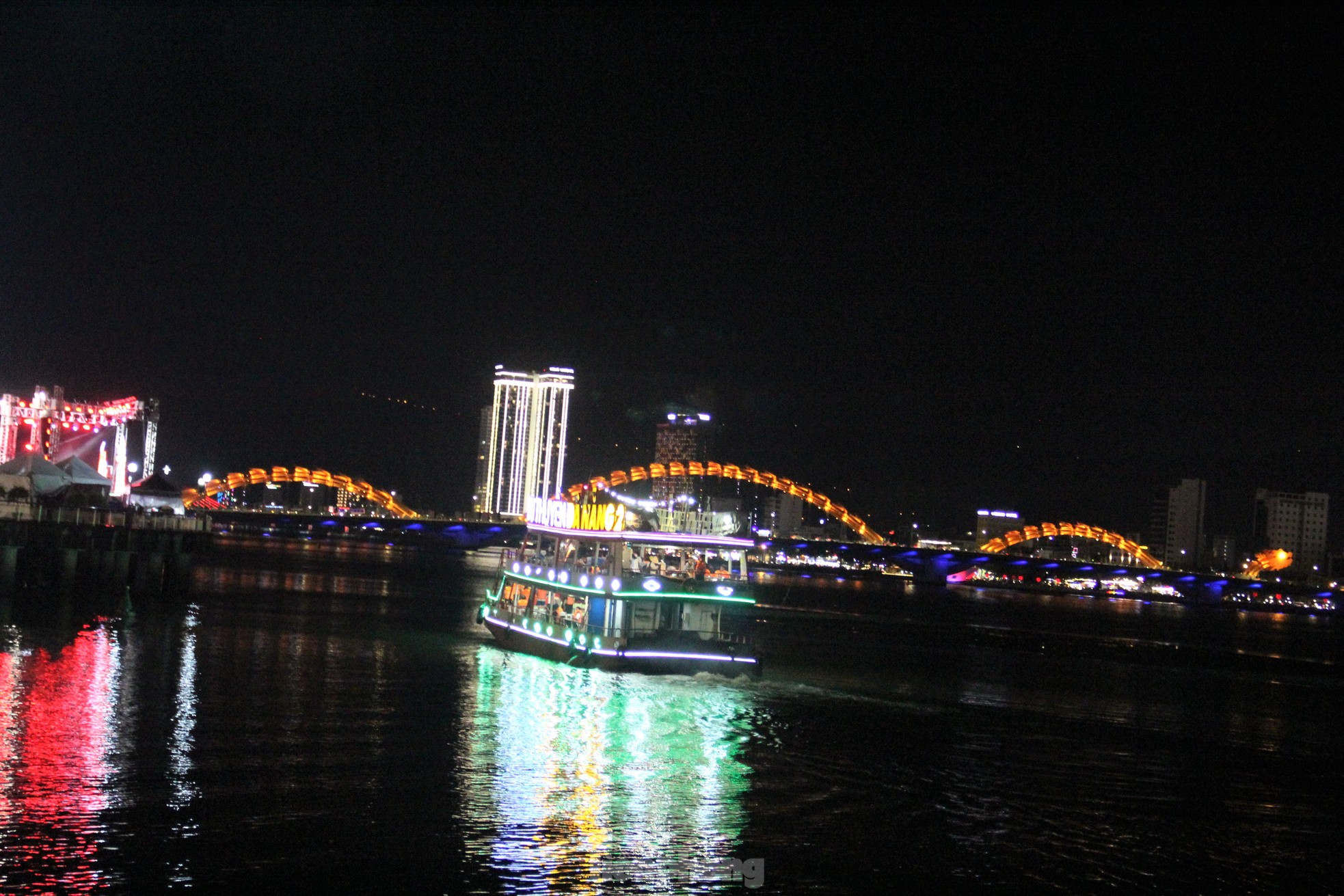 ‘Hốt bạc’ bán vé du thuyền xem pháo hoa quốc tế Đà Nẵng- Ảnh 6.