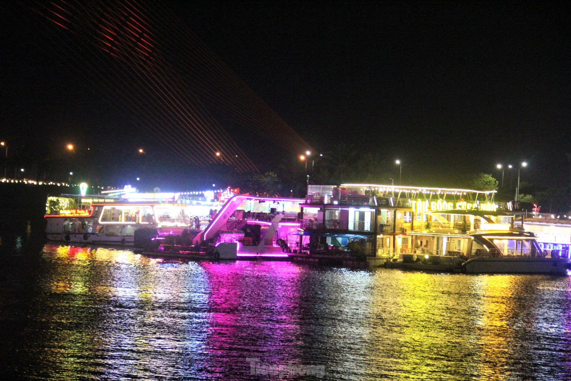 ‘Hốt bạc’ bán vé du thuyền xem pháo hoa quốc tế Đà Nẵng- Ảnh 4.