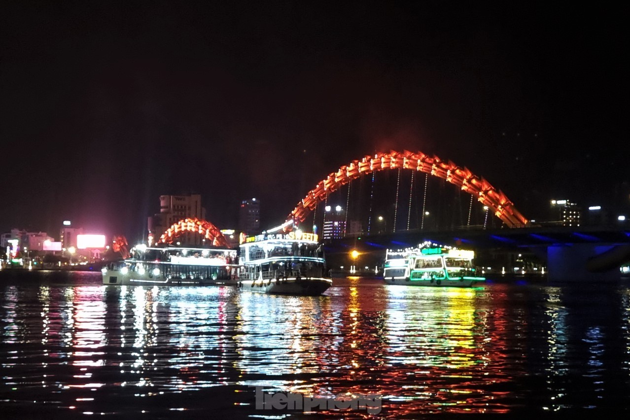 ‘Hốt bạc’ bán vé du thuyền xem pháo hoa quốc tế Đà Nẵng- Ảnh 2.