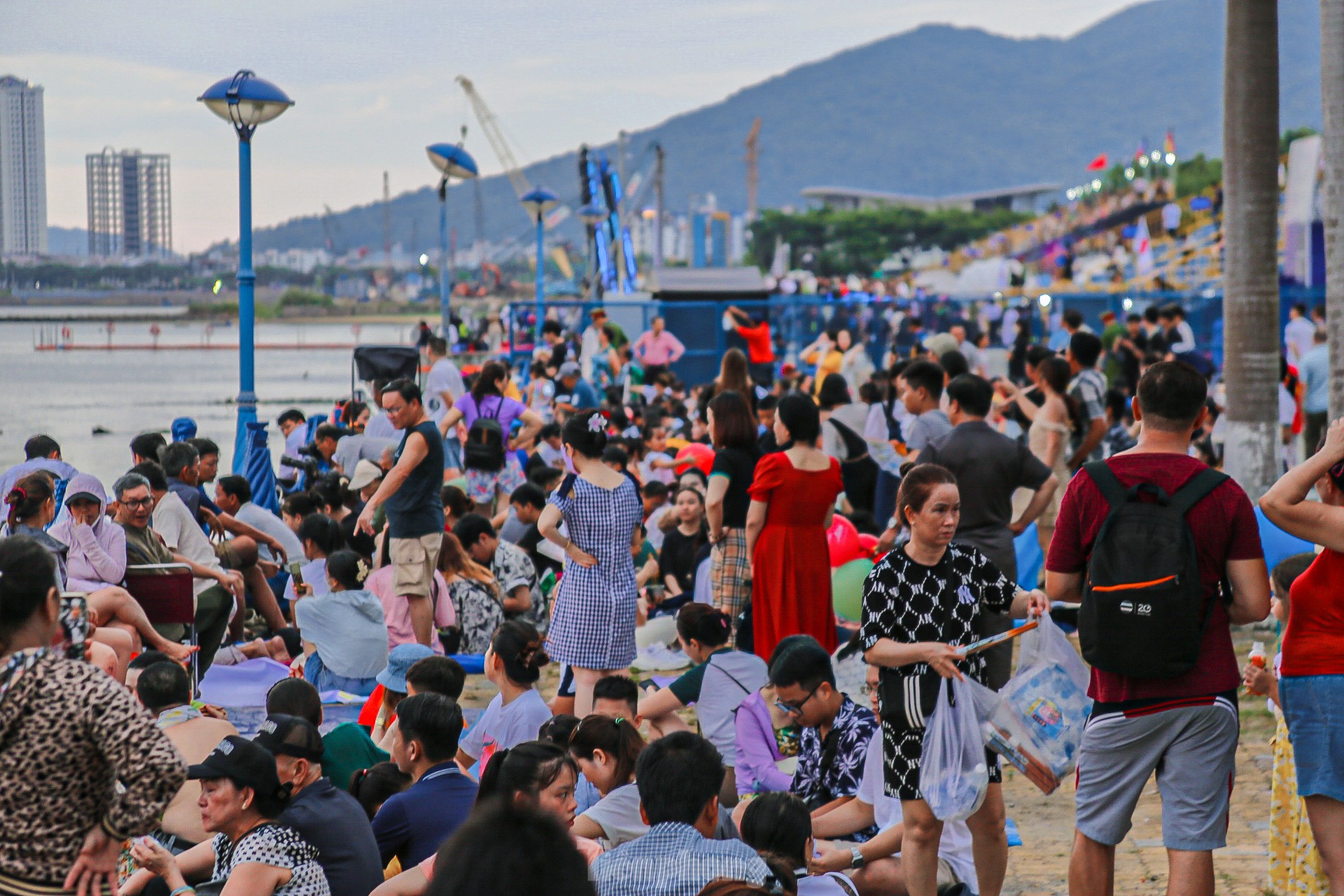 Hàng nghìn người ‘xí chỗ’ xem pháo hoa bên bờ sông Hàn- Ảnh 1.