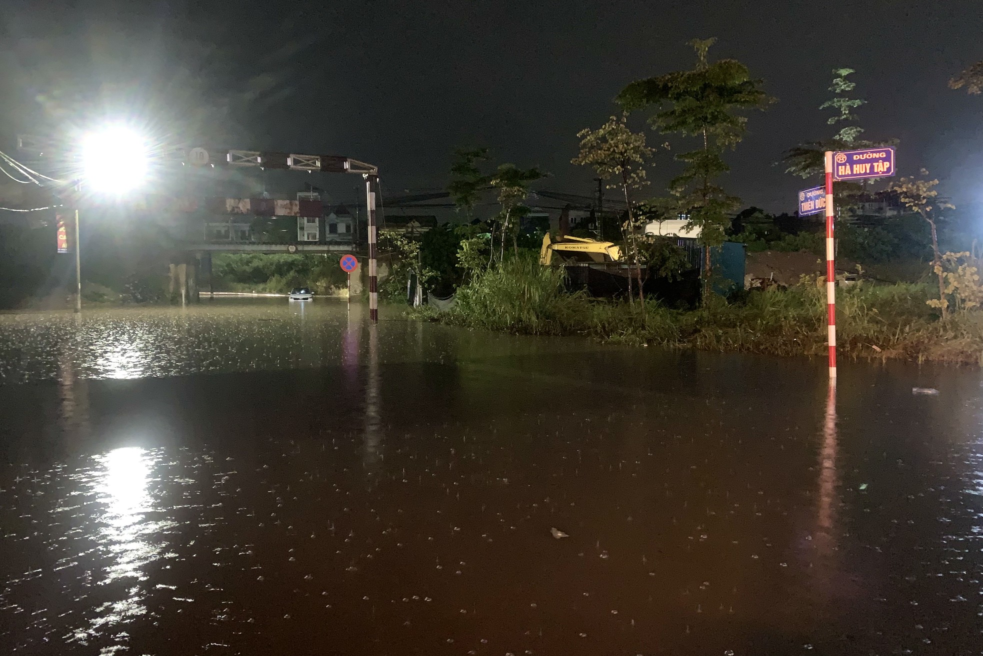 Mưa như trút nước, đường phố Hà Nội ngập sâu trong đêm- Ảnh 10.