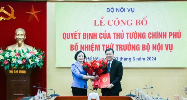 Thủ tướng bổ nhiệm 2 thứ trưởng, giao Quyền Chủ tịch UBND tỉnh- Ảnh 2.