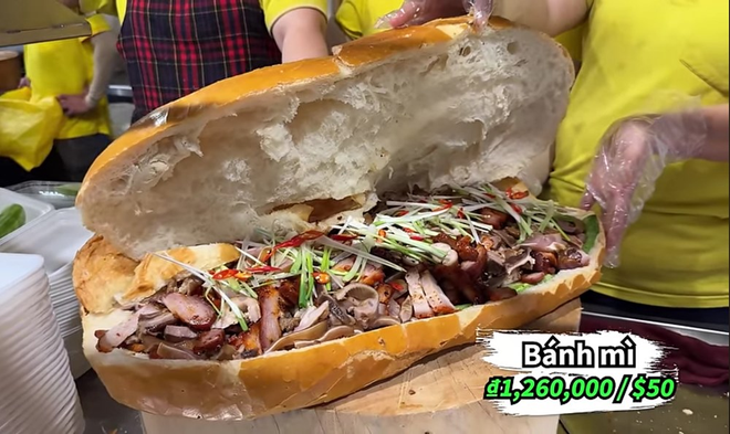 Anh Tây “chinh phục” ổ bánh mì khủng giá 1,2 triệu đồng/chiếc, nặng gần 5kg phải 3 người mới bê xuể- Ảnh 8.