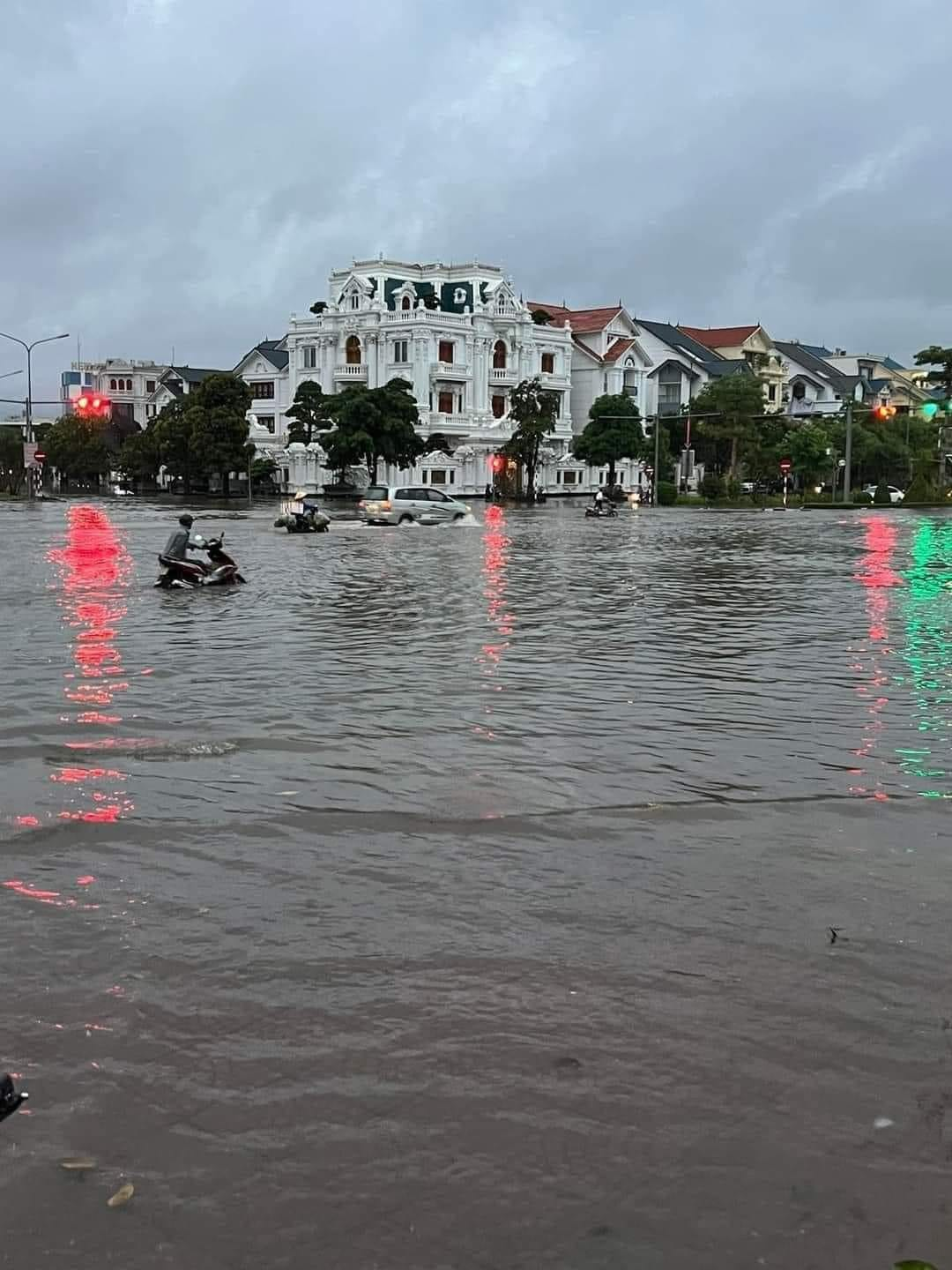 Choáng với hình ảnh ngập nặng nề nhiều khu vực ở Quảng Ninh, Hải Phòng sau mưa lớn- Ảnh 9.