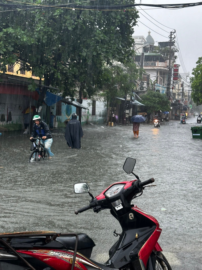 Choáng với hình ảnh ngập nặng nề nhiều khu vực ở Quảng Ninh, Hải Phòng sau mưa lớn- Ảnh 7.