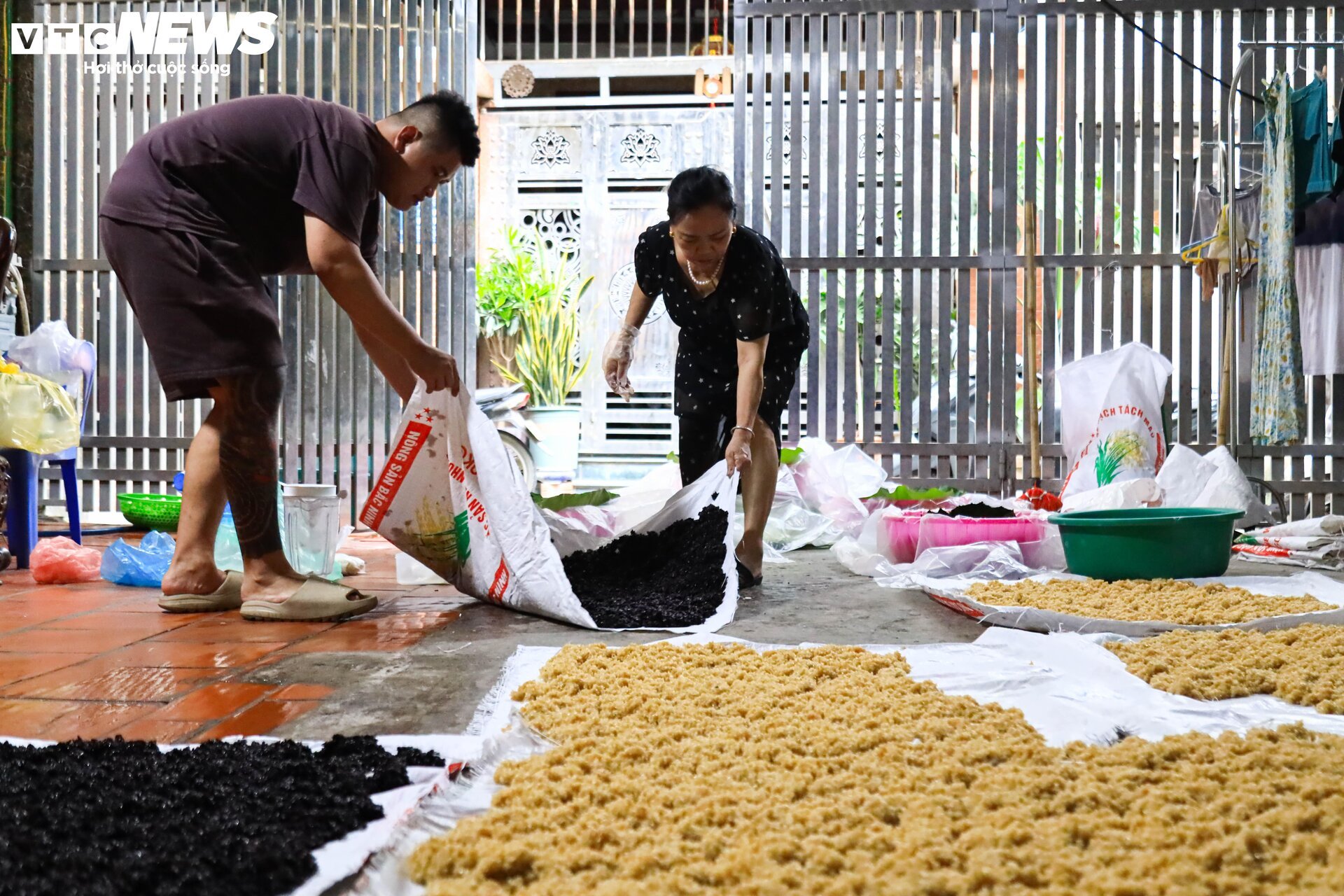 'Thủ phủ' rượu nếp ở Hà Nội sáng đèn suốt đêm trước ngày Tết Đoan Ngọ- Ảnh 3.