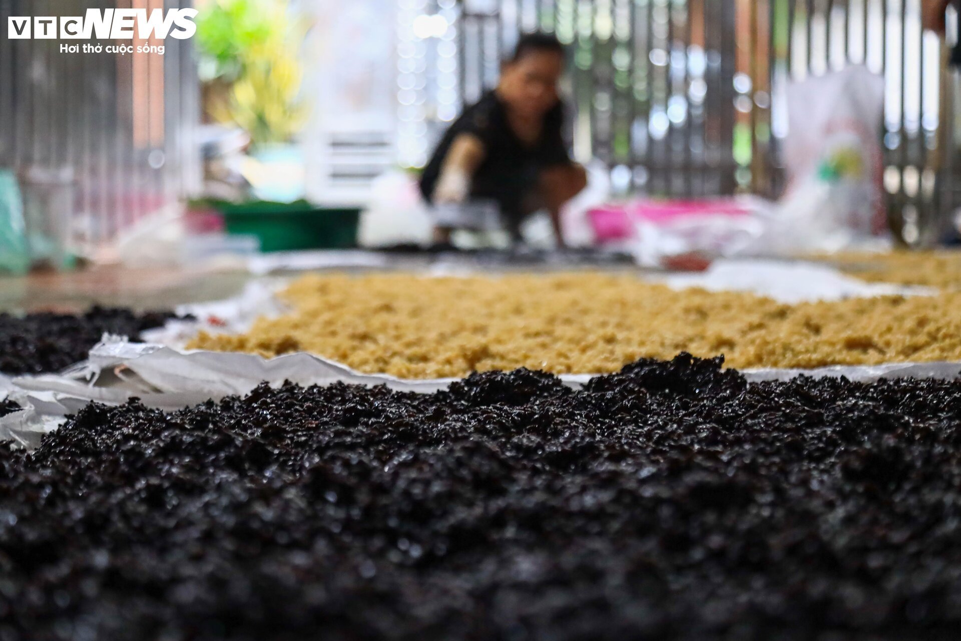 'Thủ phủ' rượu nếp ở Hà Nội sáng đèn suốt đêm trước ngày Tết Đoan Ngọ- Ảnh 1.