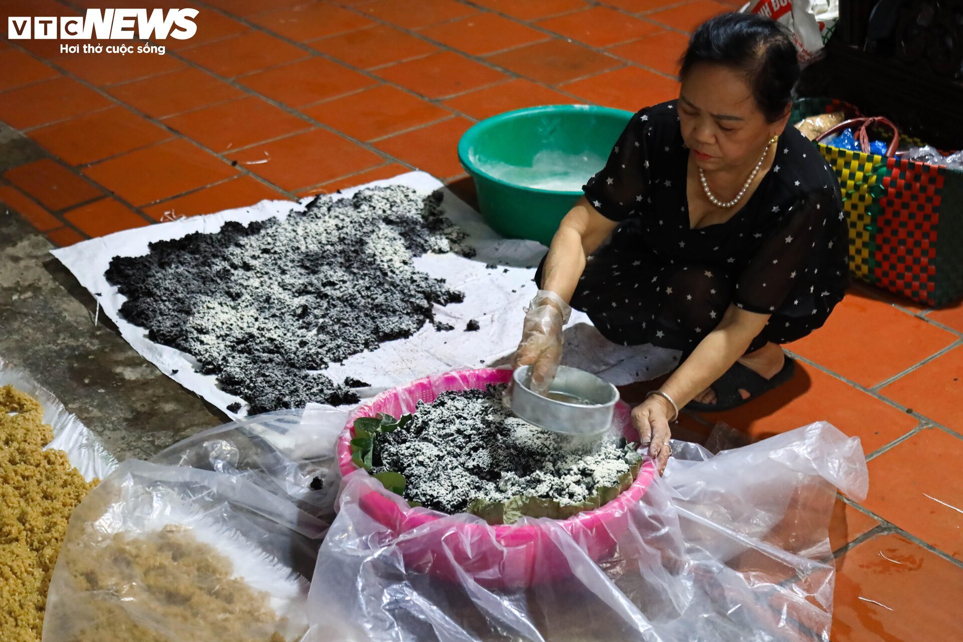 'Thủ phủ' rượu nếp ở Hà Nội sáng đèn suốt đêm trước ngày Tết Đoan Ngọ- Ảnh 12.