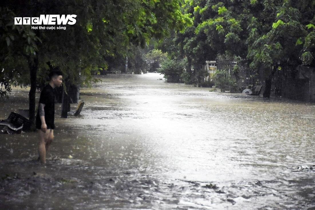 Nước ngập ngang người, đồ đạc bị cuốn trôi trong mưa lớn ở Quảng Ninh- Ảnh 11.
