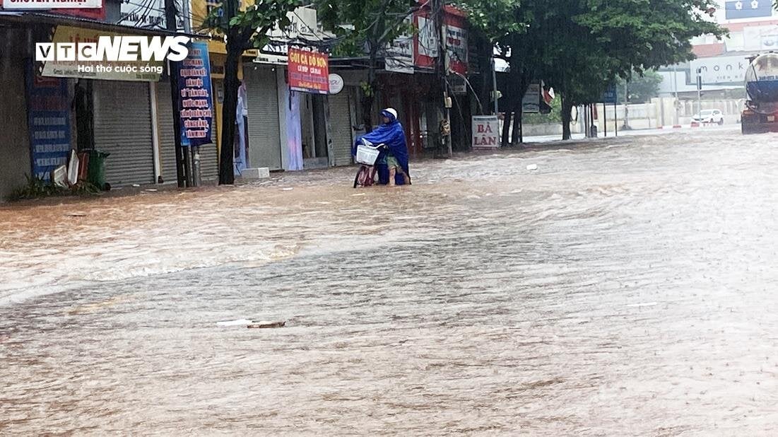 Nước ngập ngang người, đồ đạc bị cuốn trôi trong mưa lớn ở Quảng Ninh- Ảnh 13.