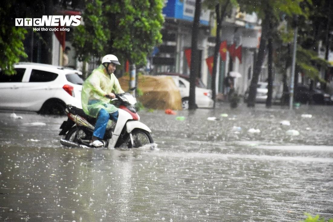 Nước ngập ngang người, đồ đạc bị cuốn trôi trong mưa lớn ở Quảng Ninh- Ảnh 15.