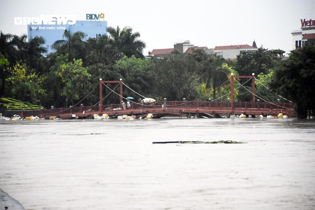 Nước ngập ngang người, đồ đạc bị cuốn trôi trong mưa lớn ở Quảng Ninh- Ảnh 7.