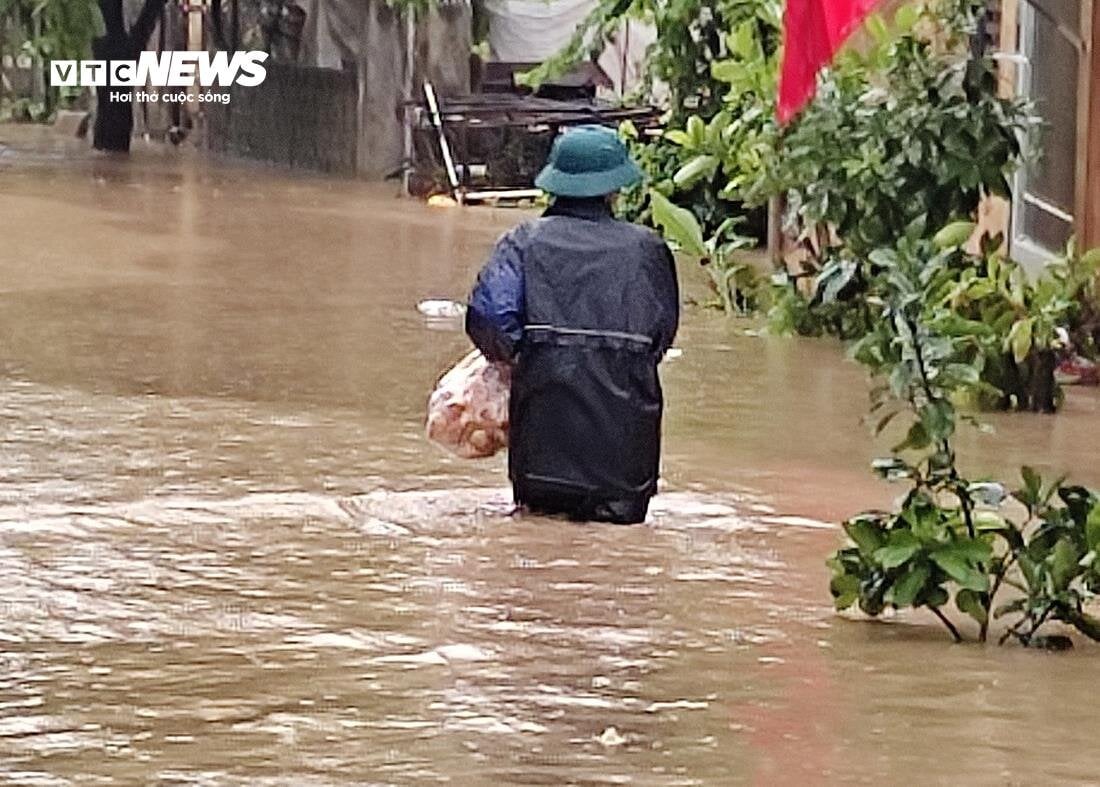 Nước ngập ngang người, đồ đạc bị cuốn trôi trong mưa lớn ở Quảng Ninh- Ảnh 10.