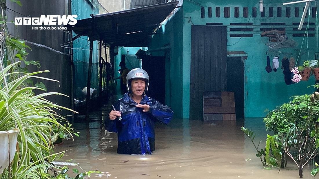 Nước ngập ngang người, đồ đạc bị cuốn trôi trong mưa lớn ở Quảng Ninh- Ảnh 3.