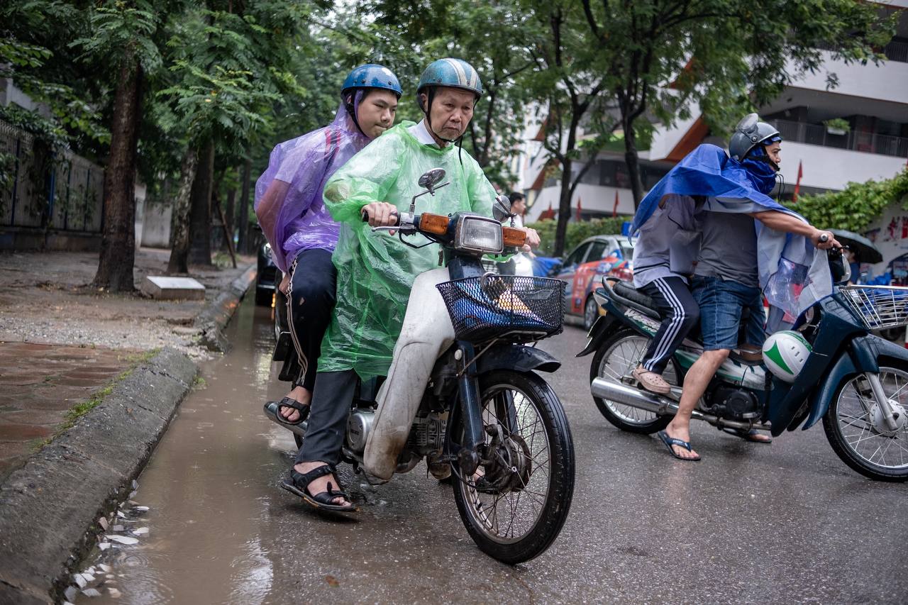 Phụ huynh 80 tuổi đưa con đi thi vào lớp 10: Tối kỵ dùng chữ 