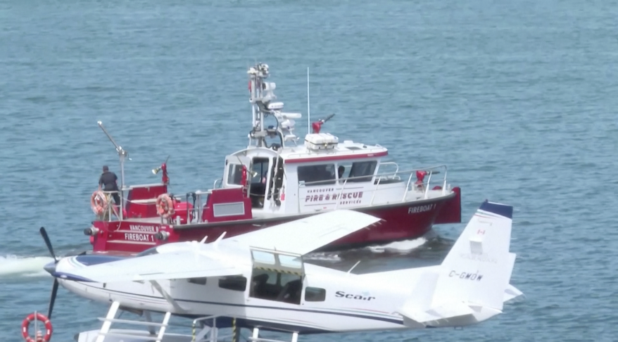 Video tai nạn hi hữu: Thuỷ phi cơ ở Canada cất cánh va chạm với tàu chở khách- Ảnh 1.