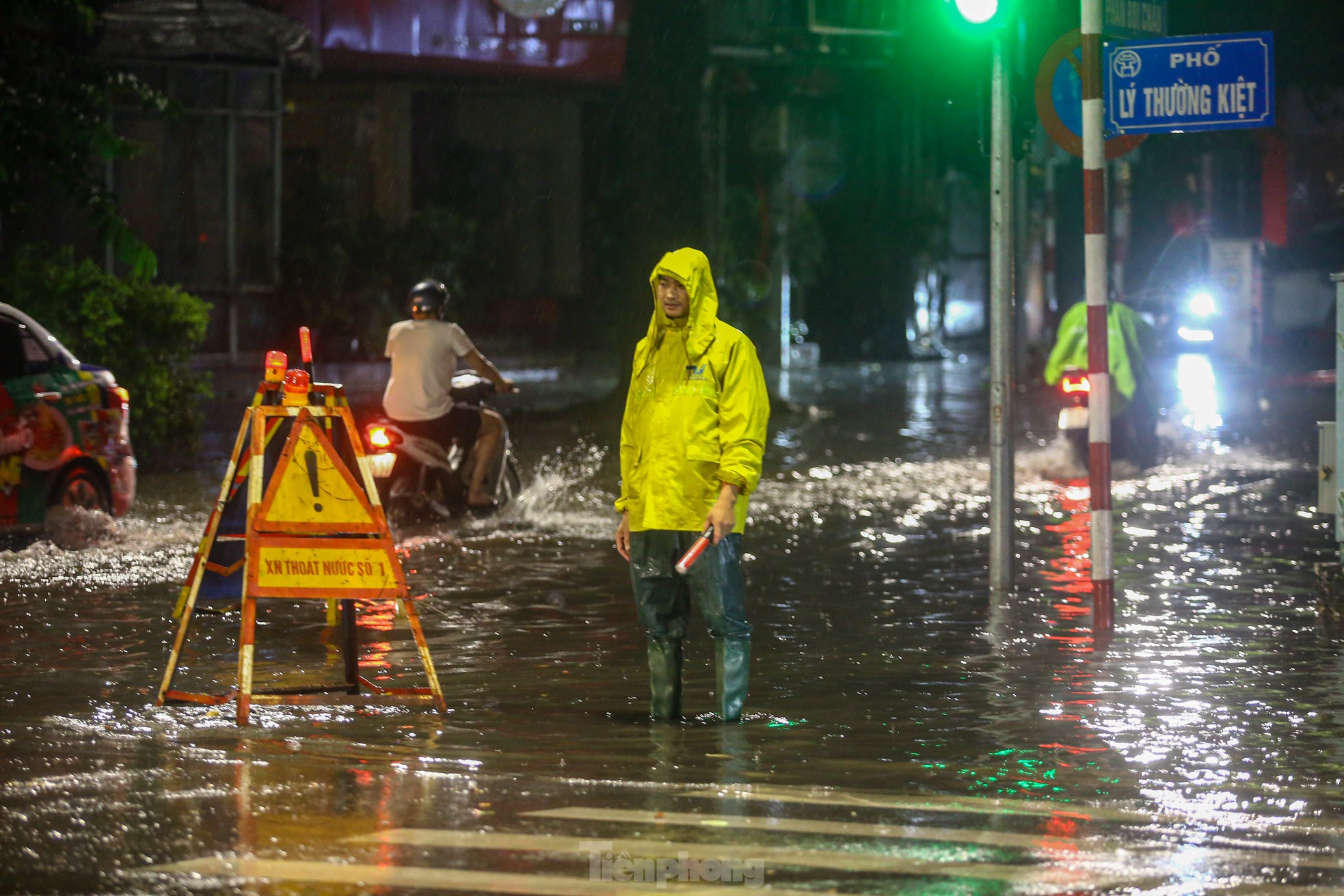 Mưa như trút nước, đường phố Hà Nội ngập sâu trong đêm- Ảnh 2.