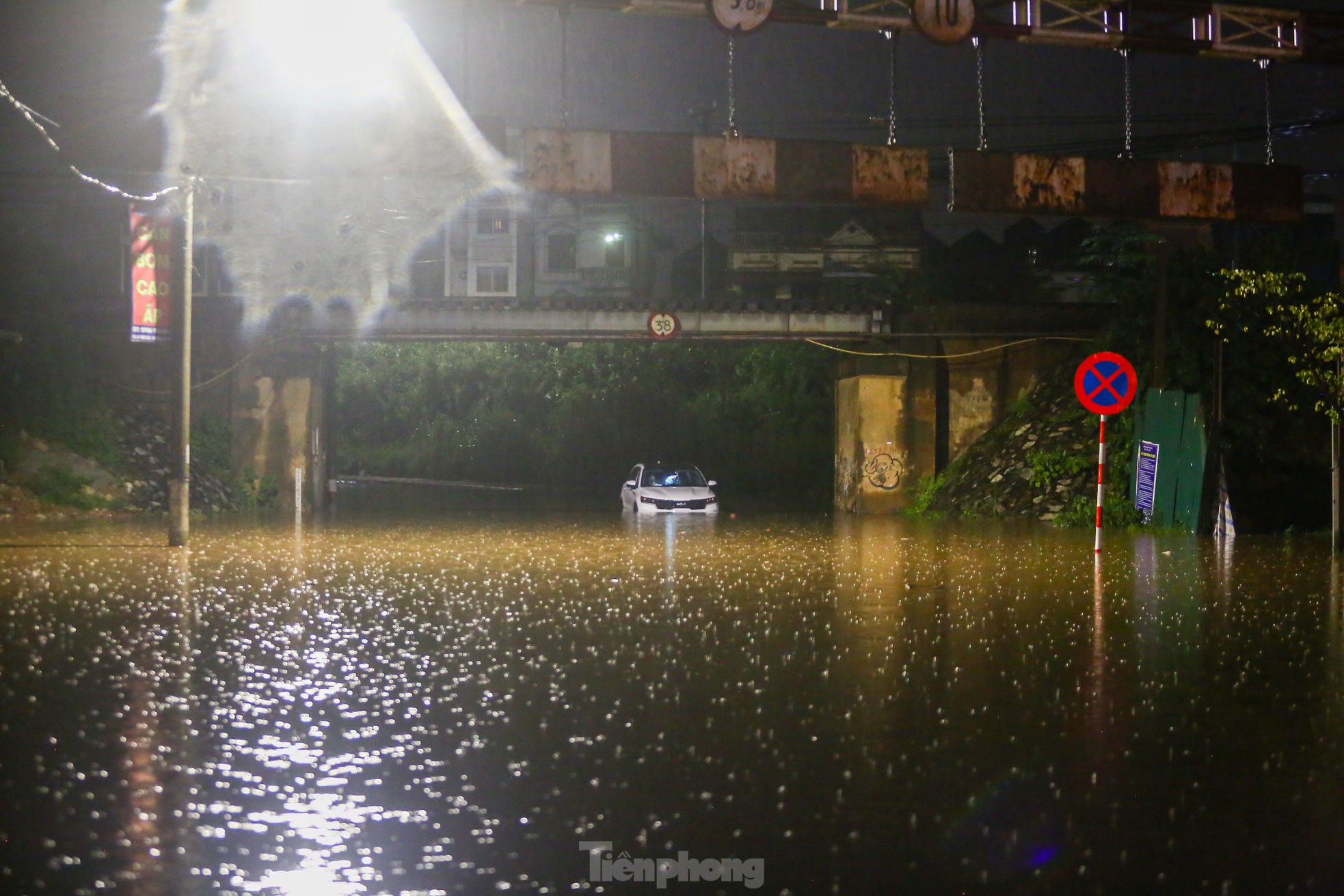 Mưa như trút nước, đường phố Hà Nội ngập sâu trong đêm- Ảnh 11.