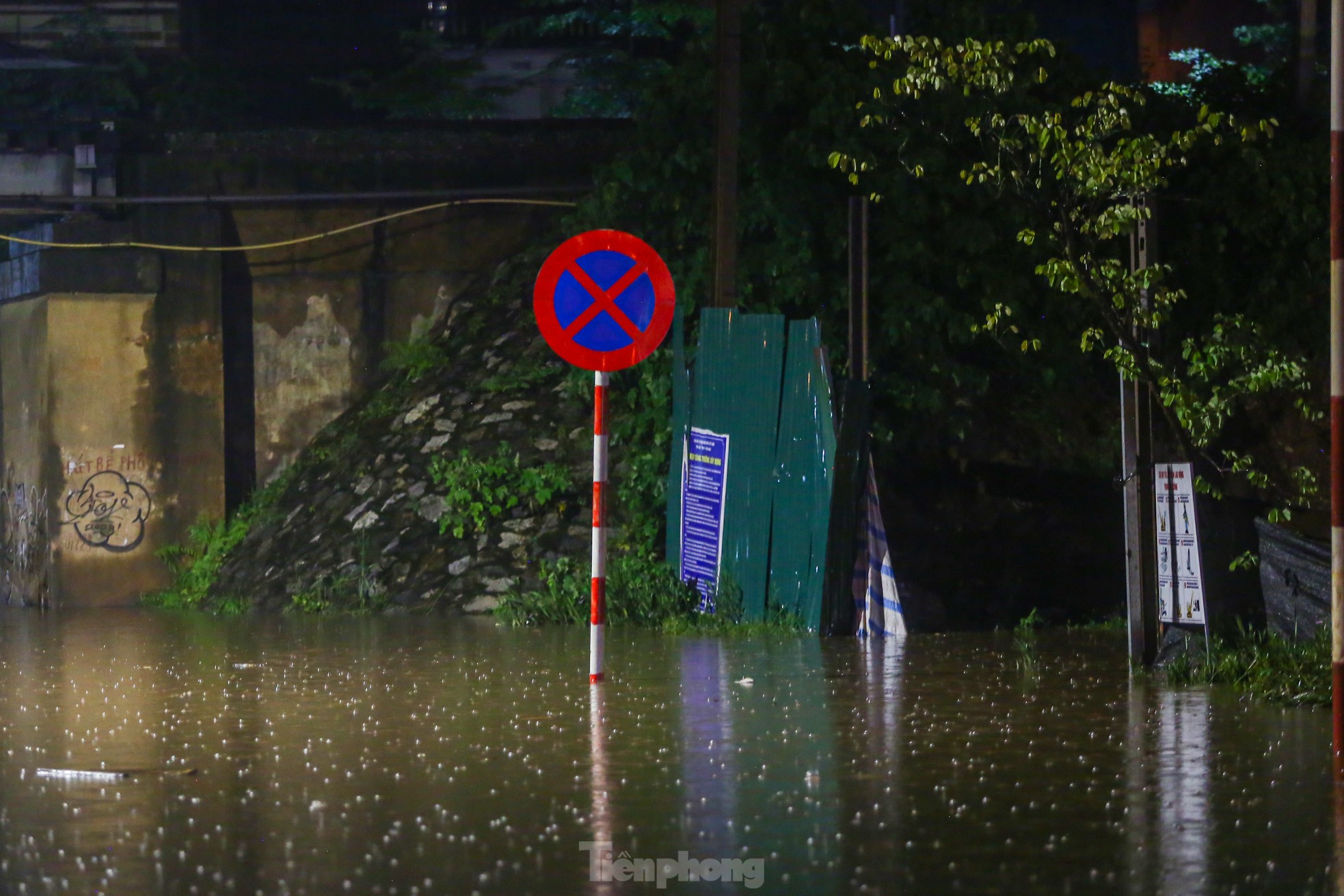 Mưa như trút nước, đường phố Hà Nội ngập sâu trong đêm- Ảnh 12.