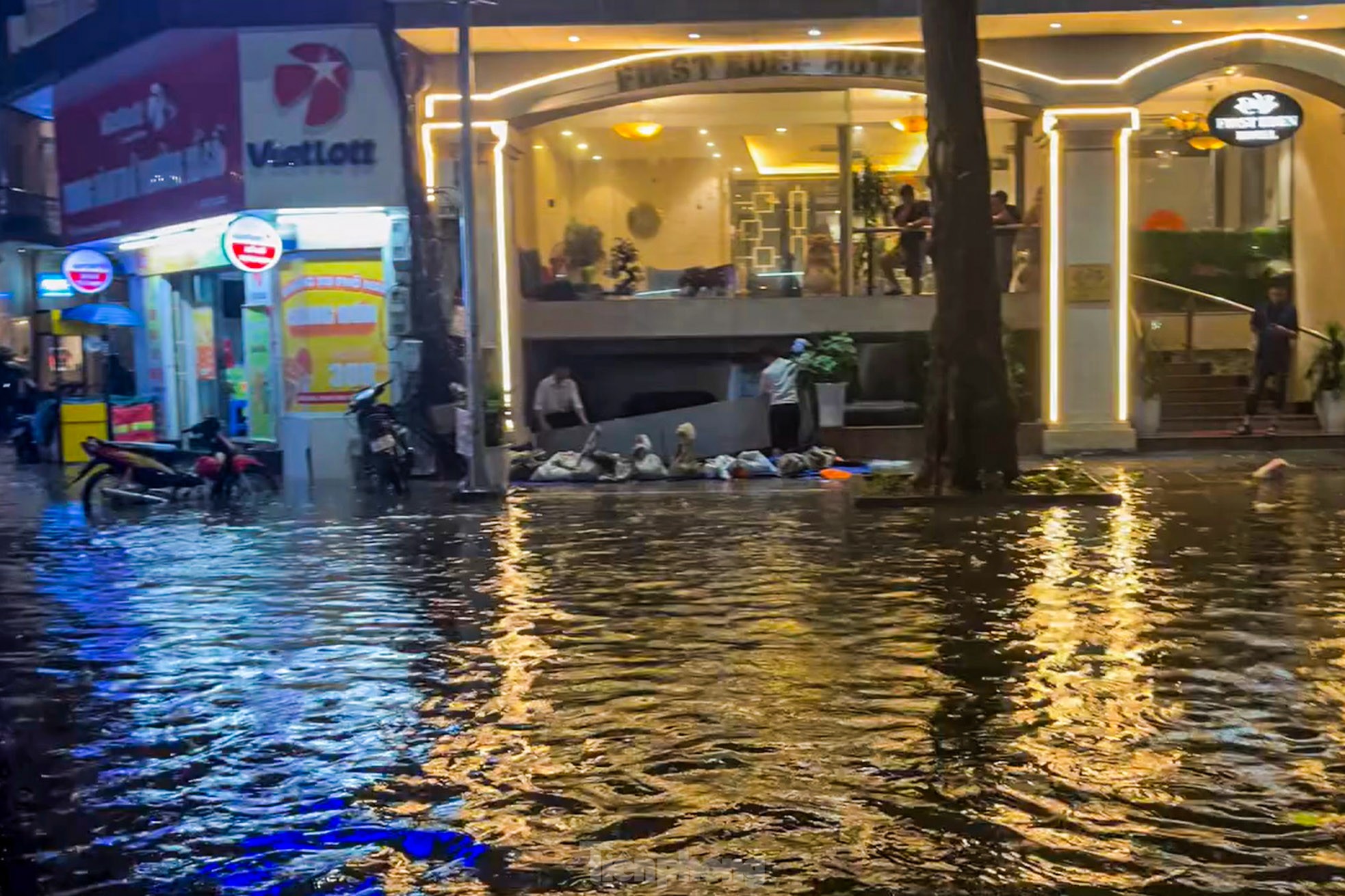 Mưa như trút nước, đường phố Hà Nội ngập sâu trong đêm- Ảnh 8.