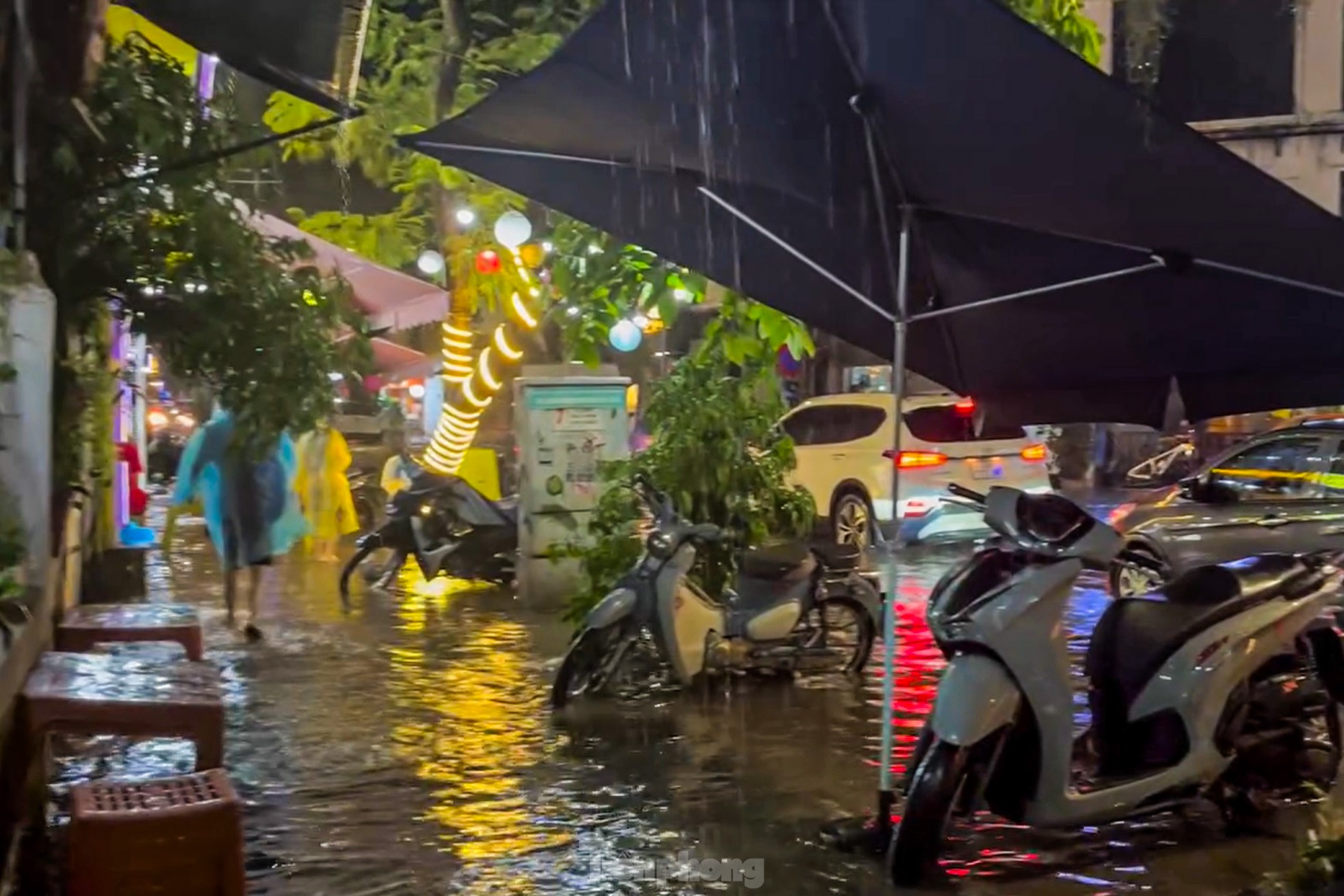 Mưa như trút nước, đường phố Hà Nội ngập sâu trong đêm- Ảnh 9.