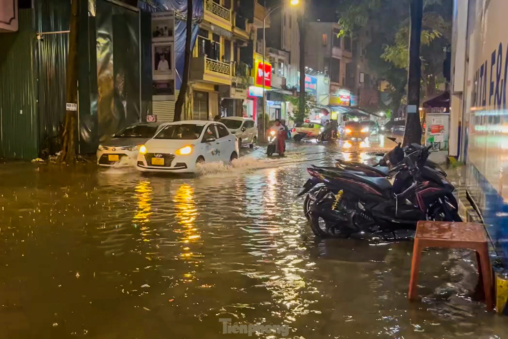 Mưa như trút nước, đường phố Hà Nội ngập sâu trong đêm- Ảnh 7.