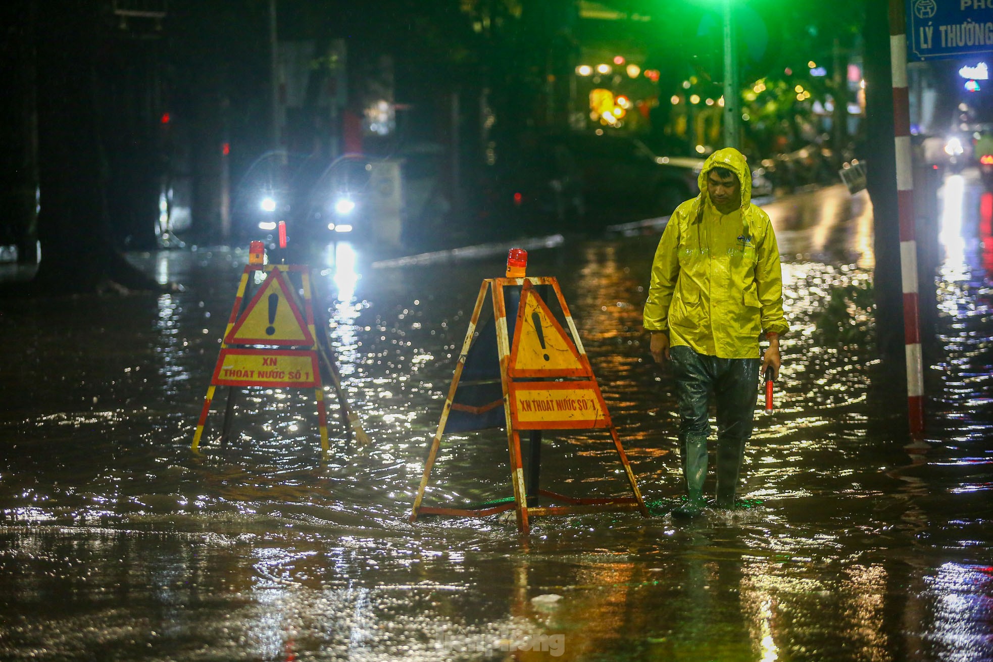 Mưa như trút nước, đường phố Hà Nội ngập sâu trong đêm- Ảnh 1.