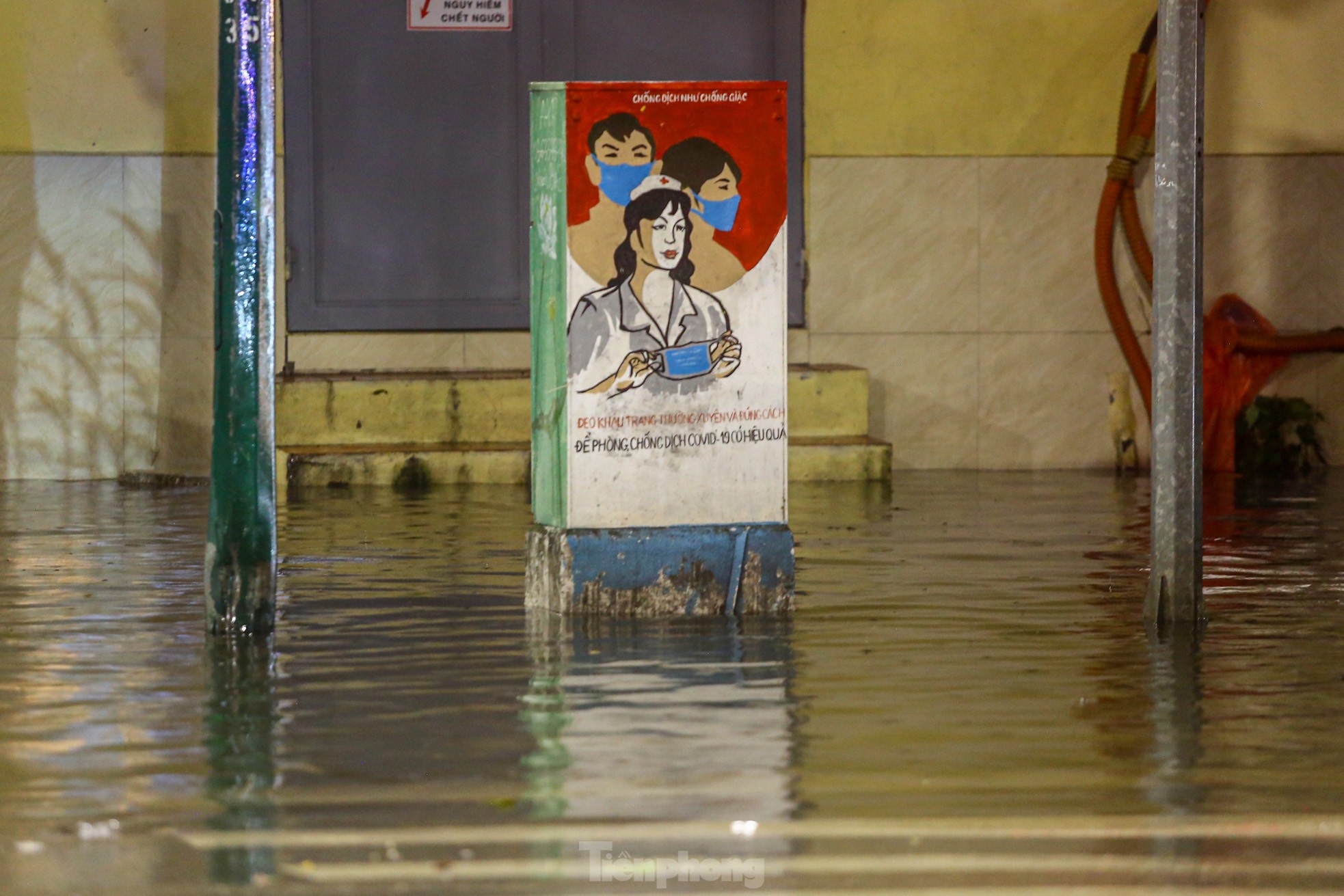Mưa như trút nước, đường phố Hà Nội ngập sâu trong đêm- Ảnh 3.