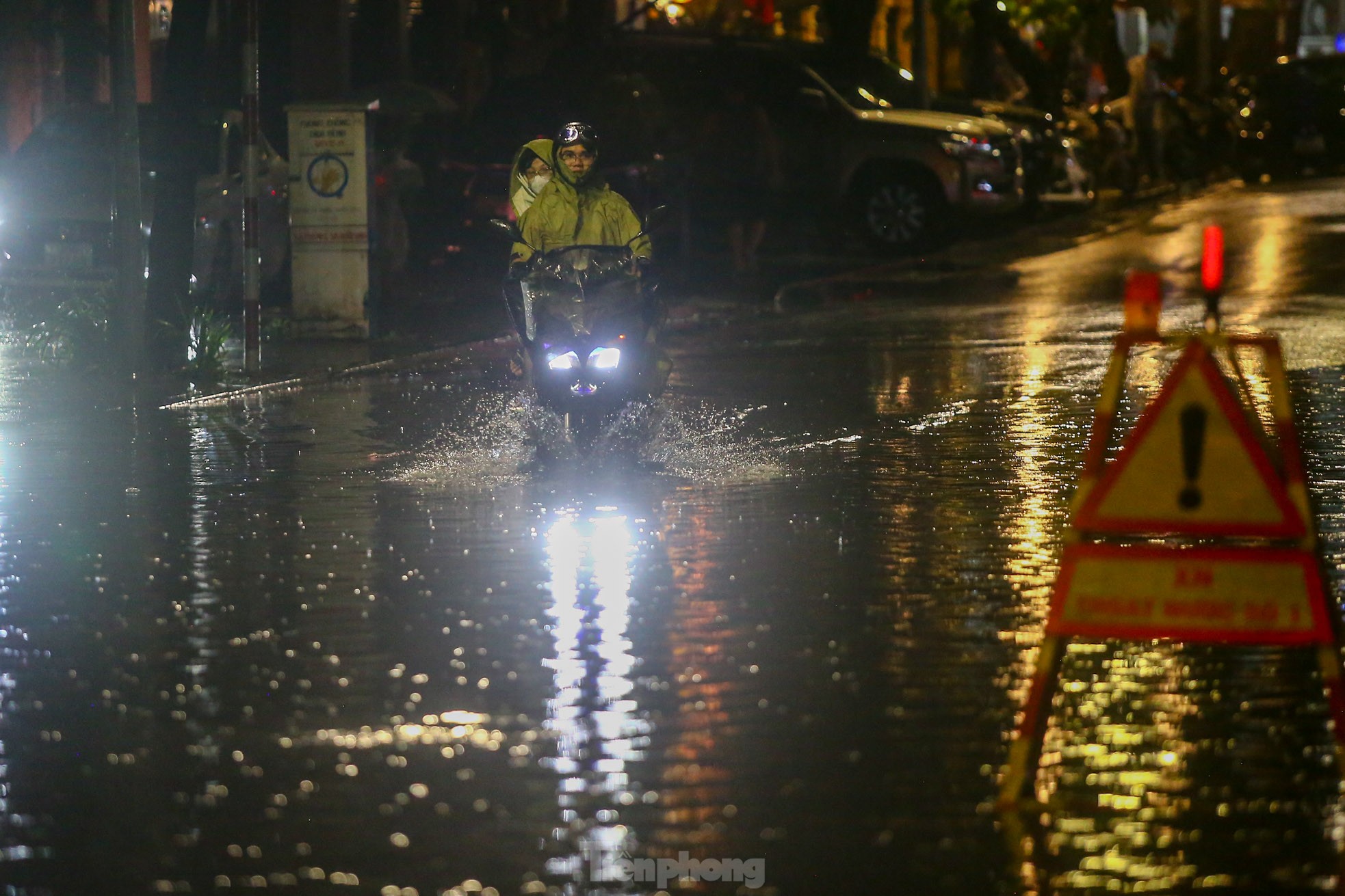Mưa như trút nước, đường phố Hà Nội ngập sâu trong đêm- Ảnh 4.