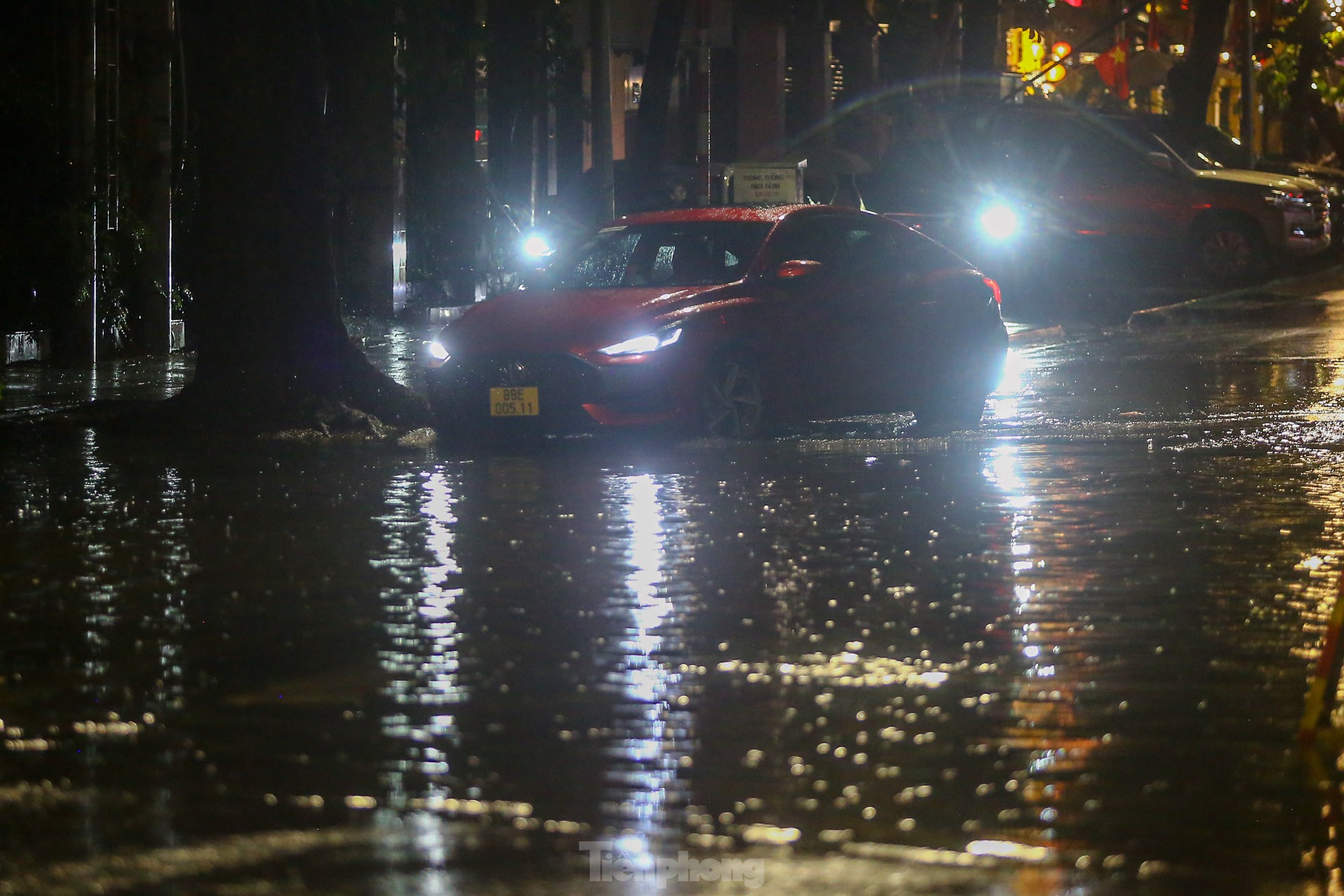 Mưa như trút nước, đường phố Hà Nội ngập sâu trong đêm- Ảnh 5.